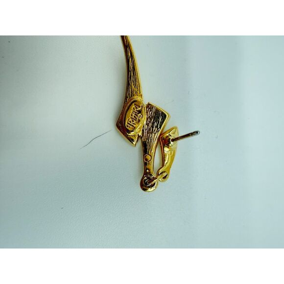 Vintage Trifari  Gold Tone with  White Enamel - Picture 3 of 3